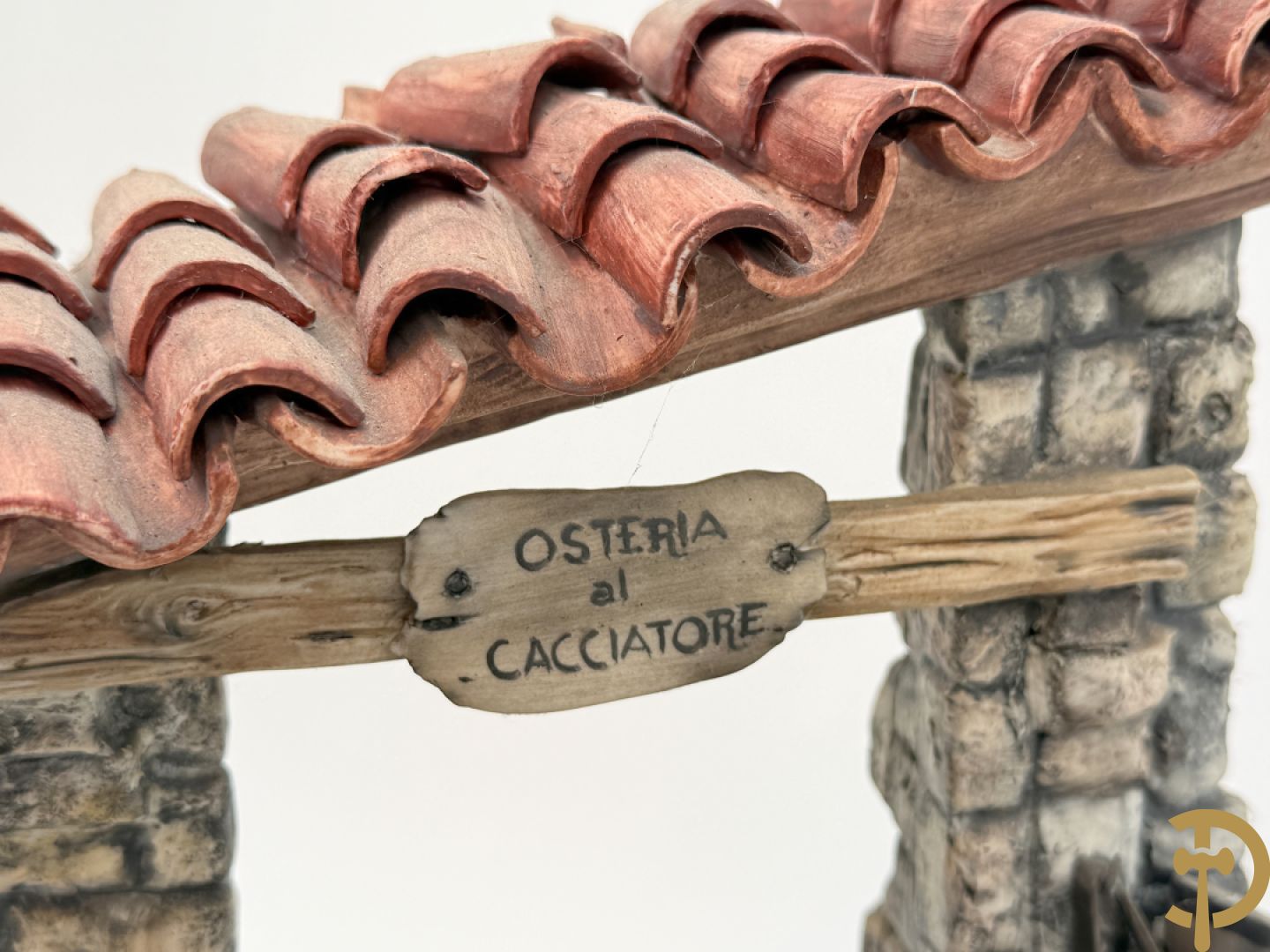 Italiaanse biscuit op houten sokkel met geanimeerde herbergscène