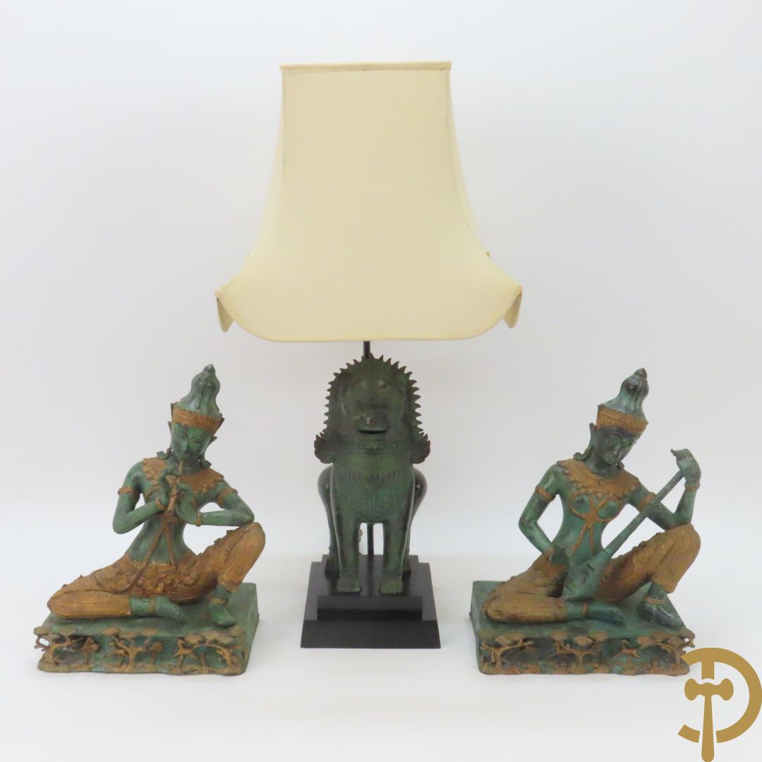 Bronzen Thibetaanse fo-hond als lampadaire + 2 bronzen musicerende boedhistische figuren