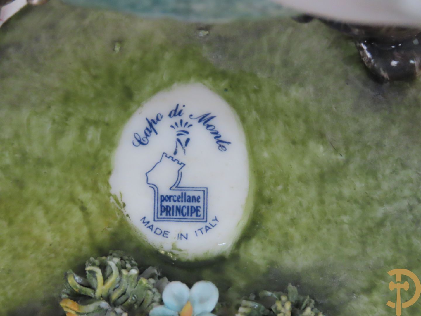 Italiaans porseleinen sierbeeld van zittende dame met 2 windhonden, L. Cazzola getekend en Capo di Monte gemerkt achteraan