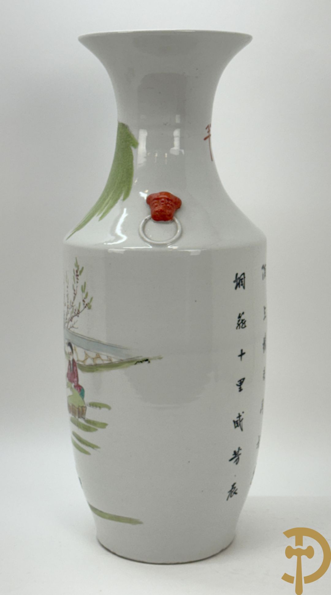 Twee rolvazen met bloemen- en vogeldecor + dekselpotiche met vogeldecor + Chinese vaas met decor van dames en kinderen