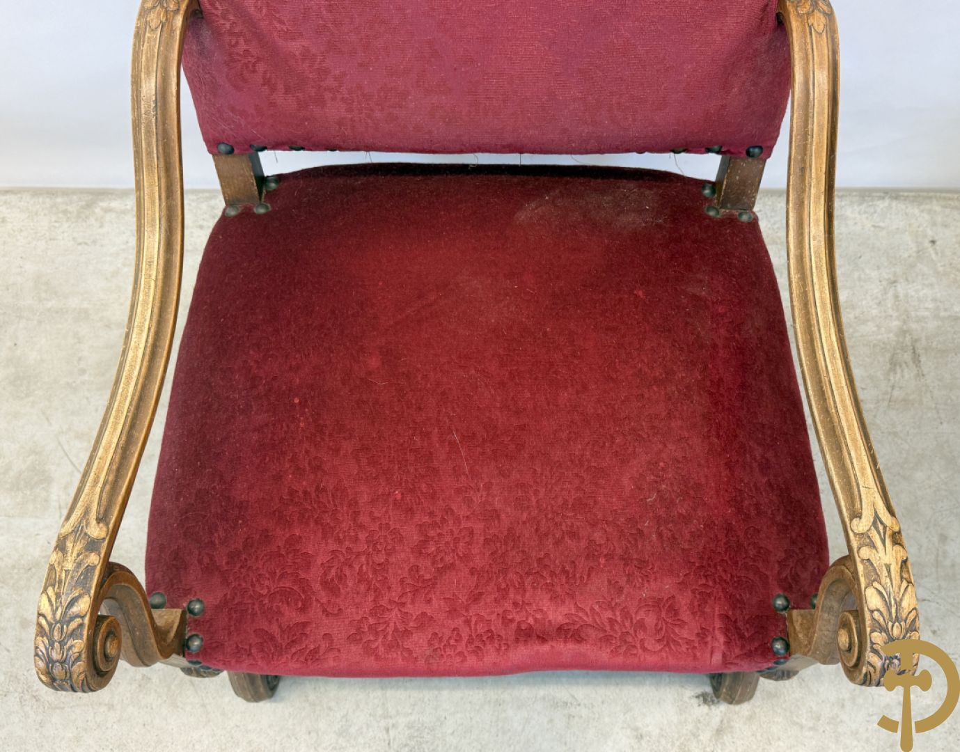 Paar armzetels met voluutvormige armleuningen, bordeaux stof, gesculpteerd met accanthusranken + Armzetel met bordeaux stof, vollutvormige armleunungen en gesculpteerd met accanthusranken