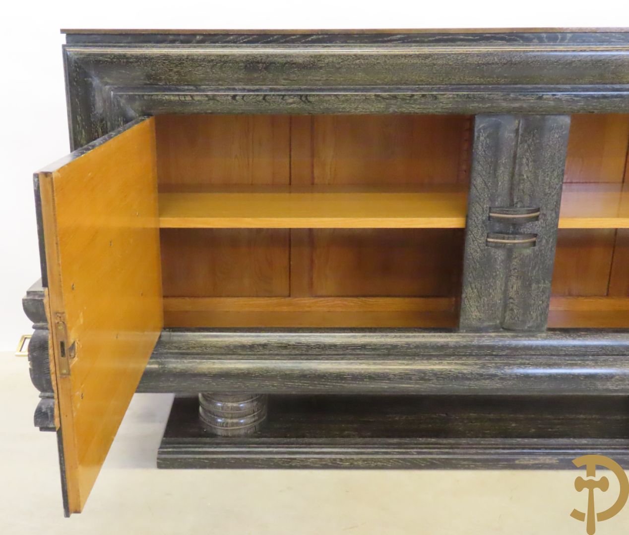 Art deco dressoir met 2 deuren en koperen baguette op sokkel