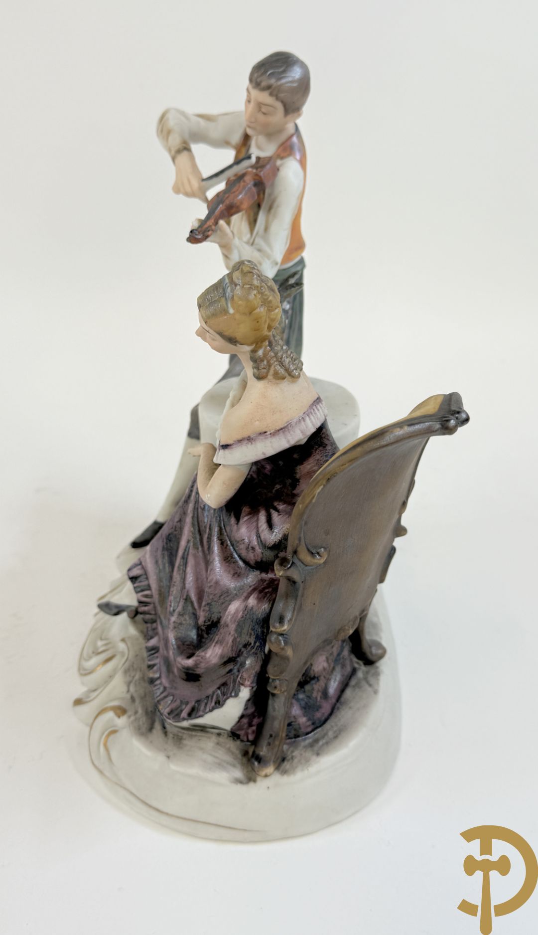 Italiaanse biscuitgroepen w.o. grote groep met 2 liggende naakte dames met zwaan, jongeman op rots, vioolspeler met edeldame, dame met kanten jurk en kinderen + Armani G. getekend 