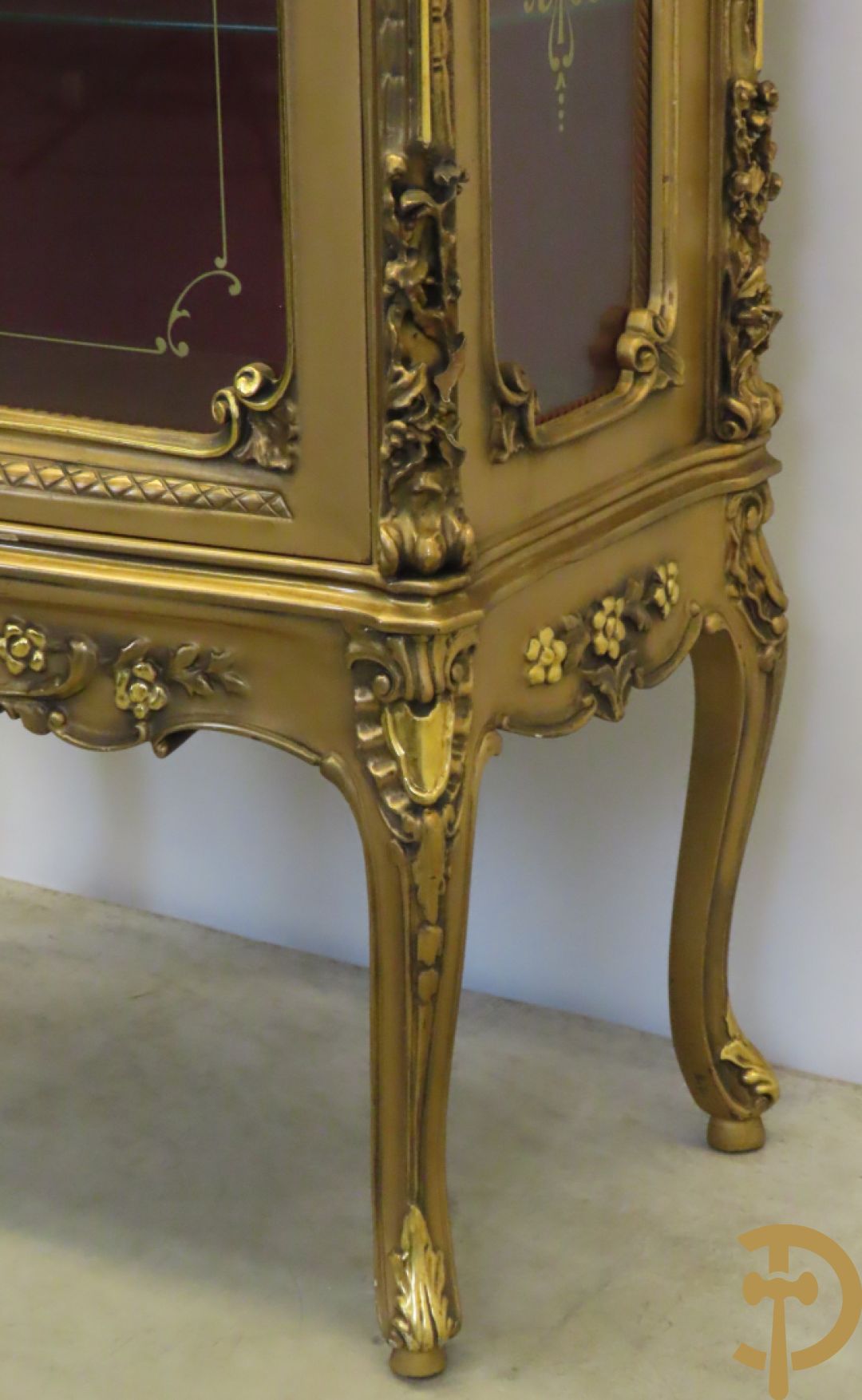 Vergulde vitrine met accanthusranken en ornamentiek in de ruiten geslepen, bovenaan bezet met marmeren blad