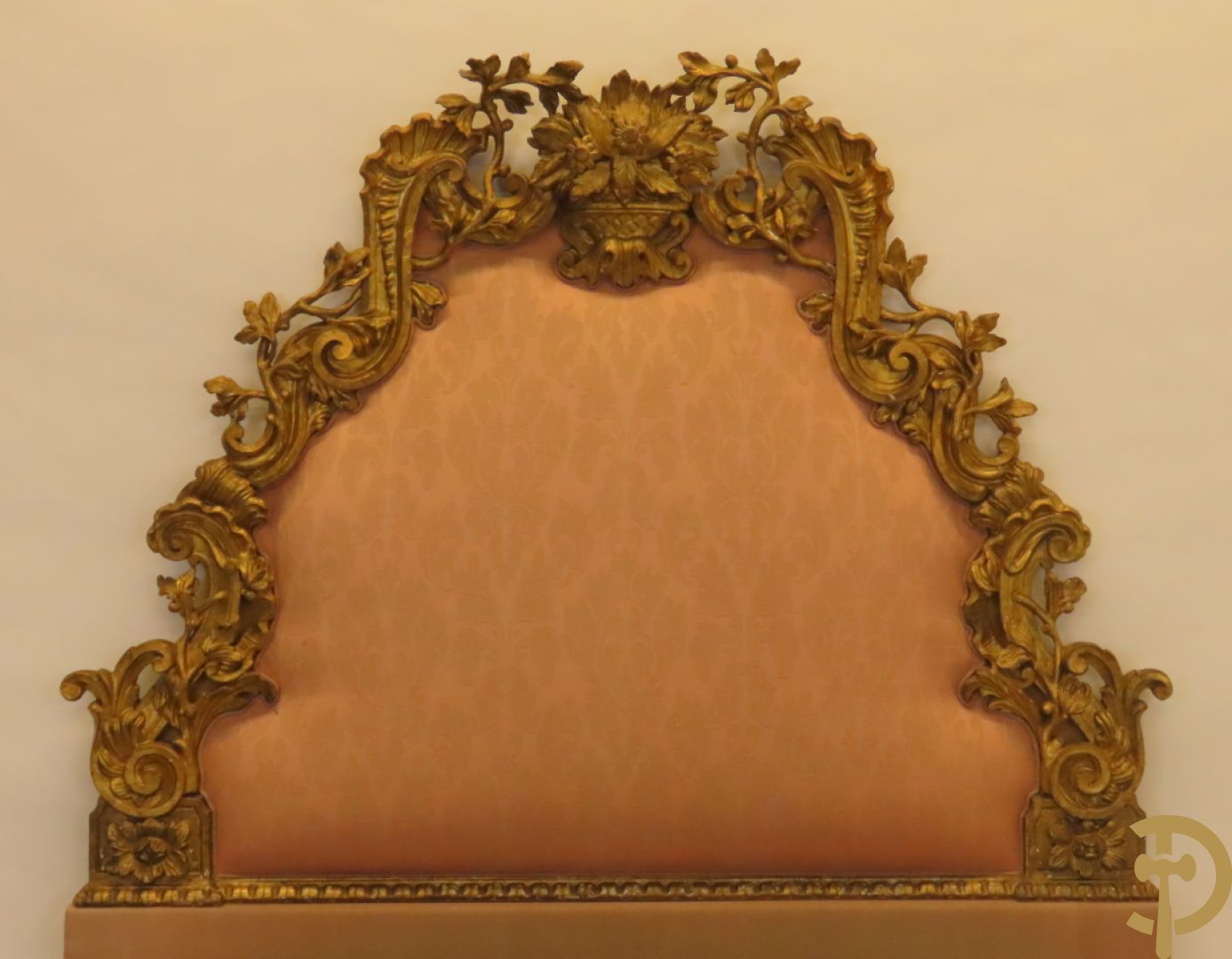 Verguld hoofdeinde van een bed met houten gesculpteerde accanthus- en bloemenranken