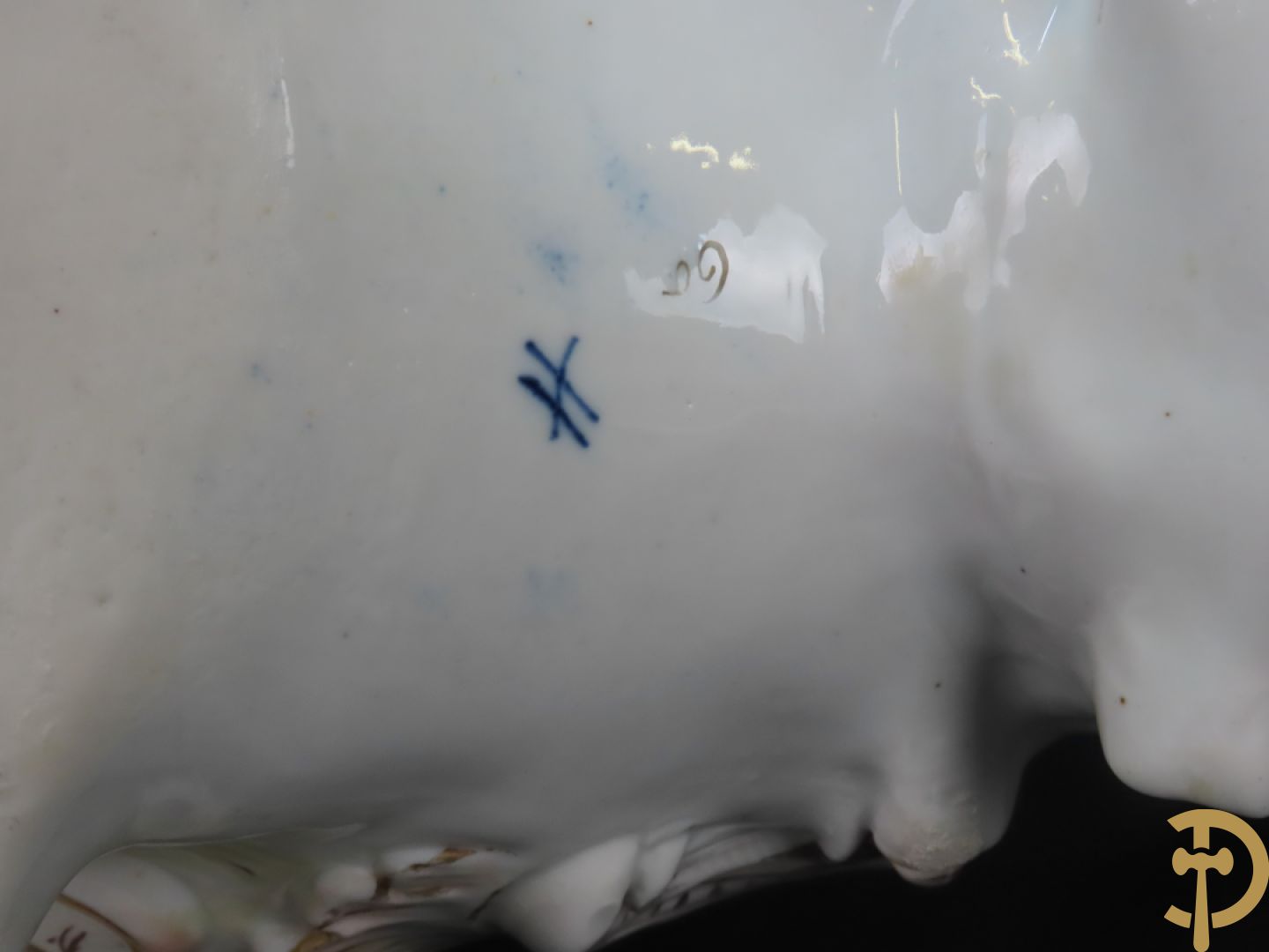 Meerkleurige porseleinen sierwagen slede met 3 dames voortgetrokken door 3 honden, onderaan gemerkt