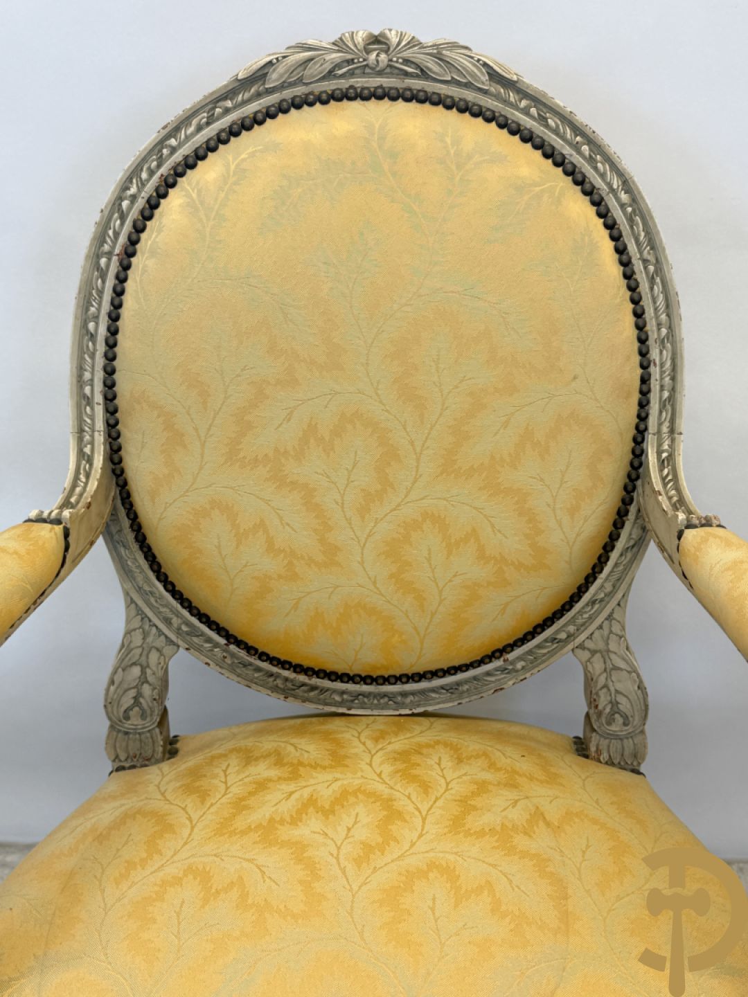 Salonensemble met rocailles, bloemenmotieven en gecanneleerde poten bestaande uit canapé, 2 armzetels en 2 stoelen