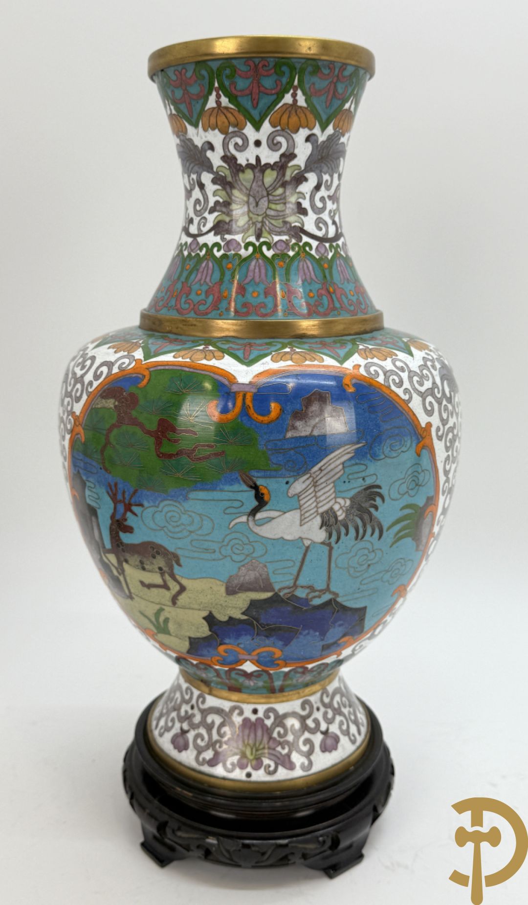 Paar cloisoné vazen met decor van vogels en bloemen op bijhorende zwarte sokkels