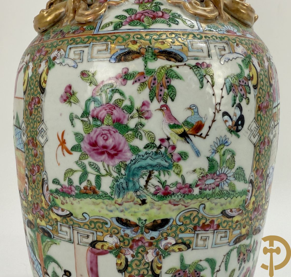 Chinese porseleinen Kanton vaas met geanimeerde taferelen en natuurdecor