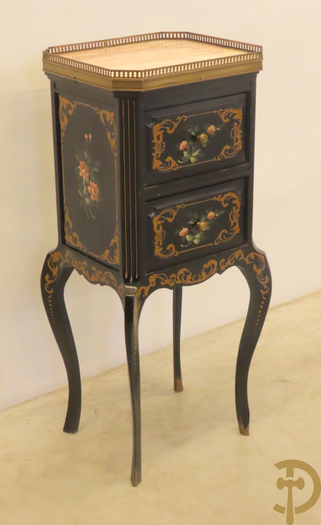 Zwart gelakt bijzetkastje met  2 lades beschilderd met bloemenmotieven, bovenaan met marmeren blad