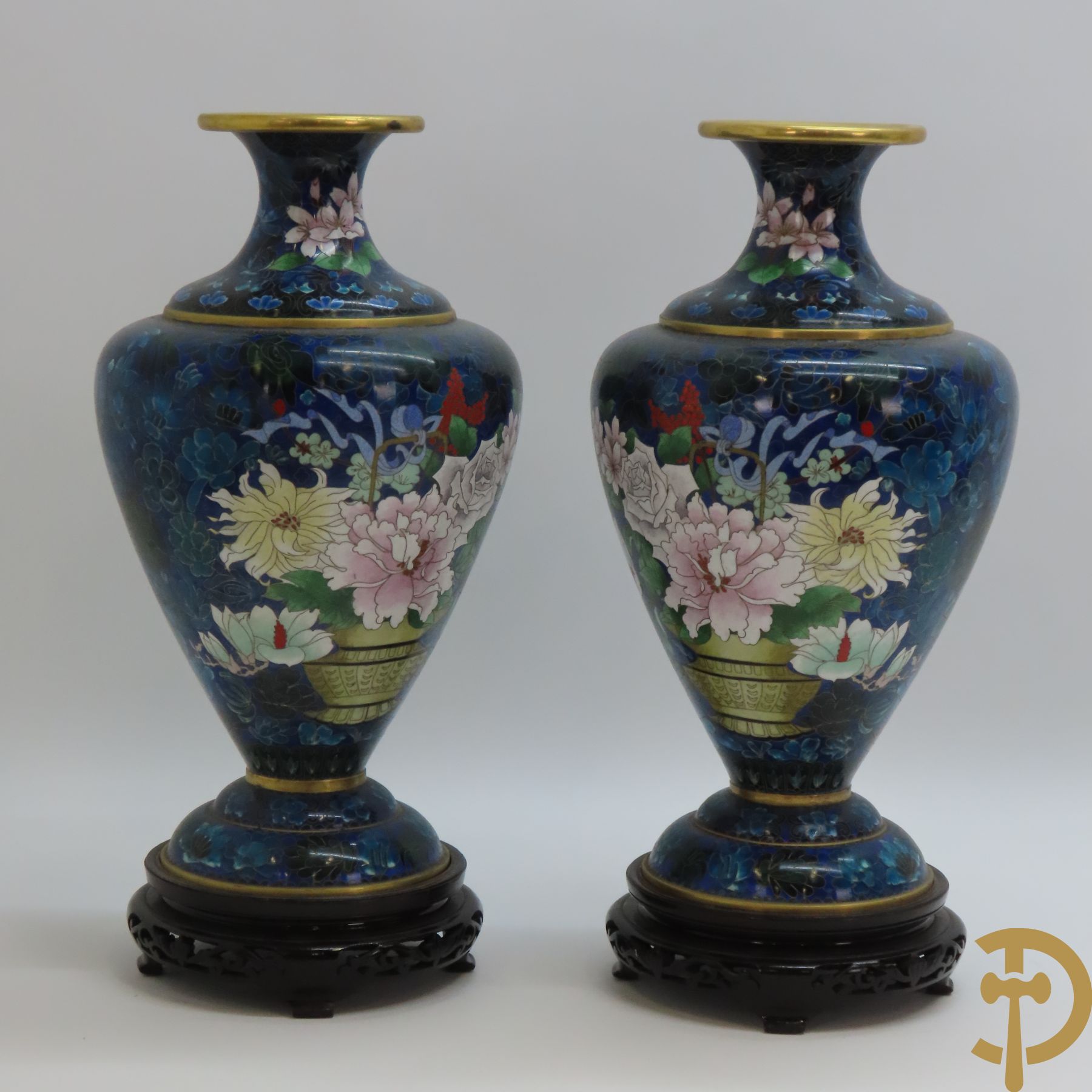 Paar blauwe cloisoné vazen met bloemendecor op sokkel