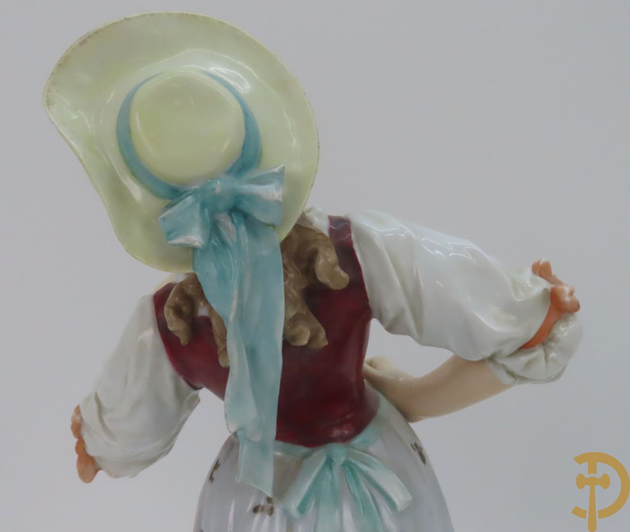 Paar meerkleurige porseleinen beelden van romantisch koppel , onderaan gemerkt