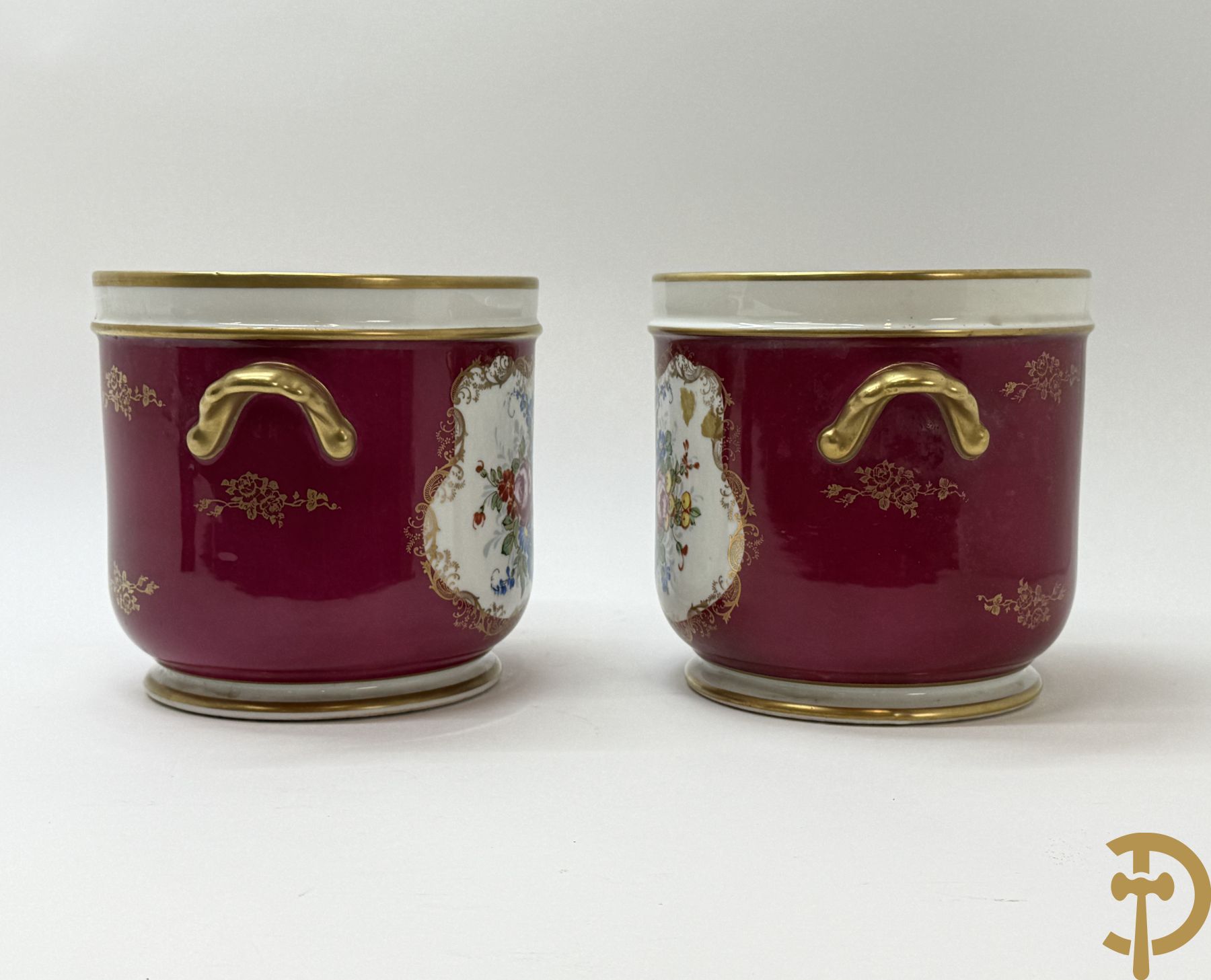 Paar porseleinen cachepots met bloemen en verguld decor, gemerkt Pillivuyt La porcelaine de la France