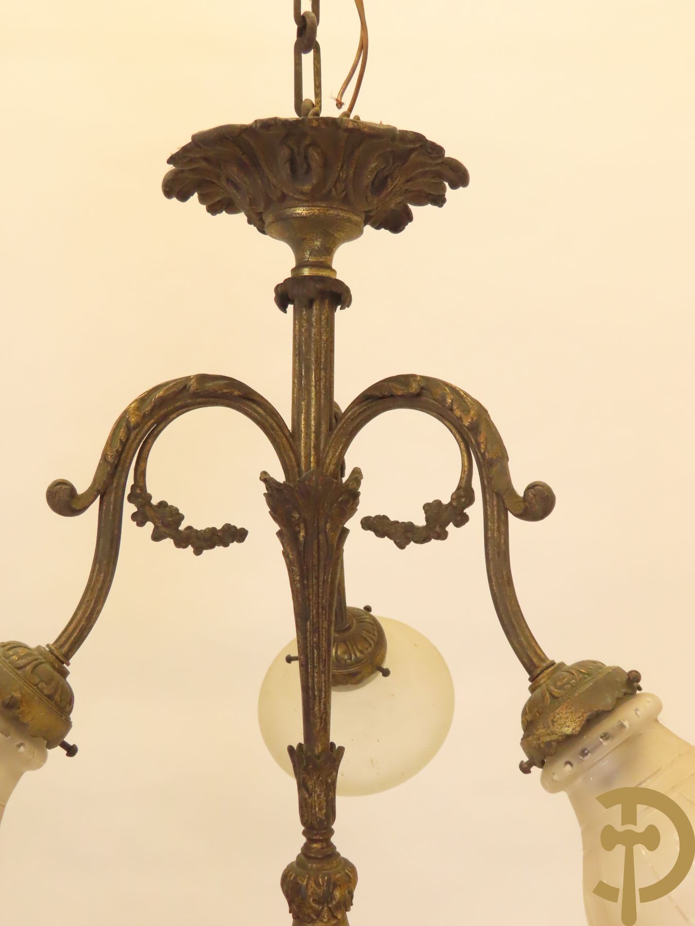 Paar bronzen vierarmige luchters met accanthusranken