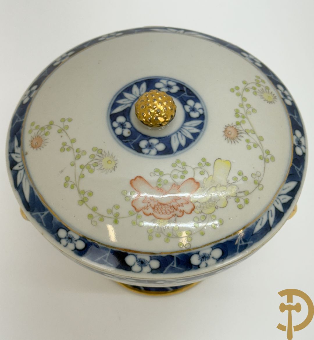 Chinese porseleinen coupe met deksel en vergulde oren