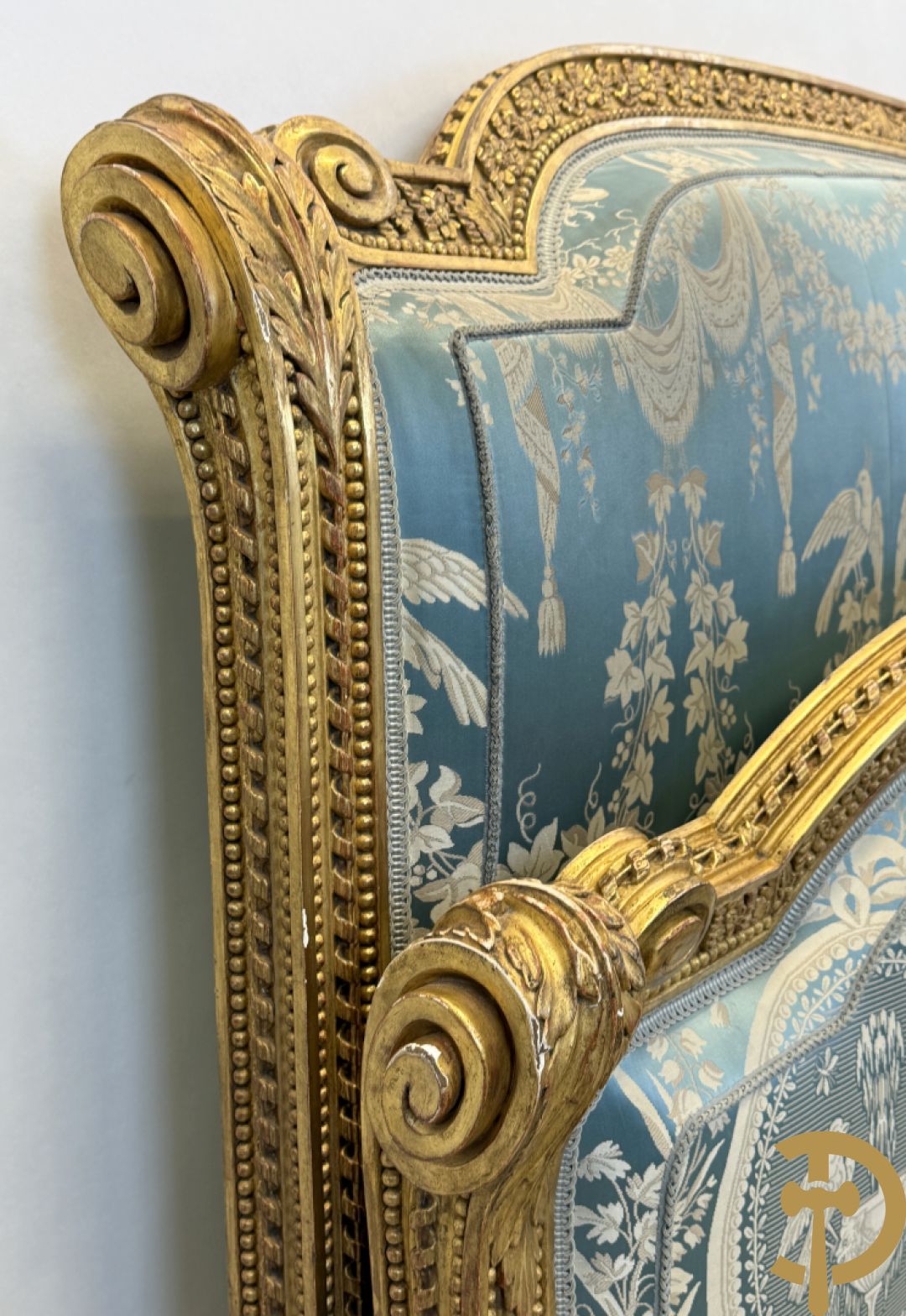 Verguld afgebogen Louis XVI bed met accanthusranken en voluutvormige ornamenten, mooi gestoffeerd met florale motieven