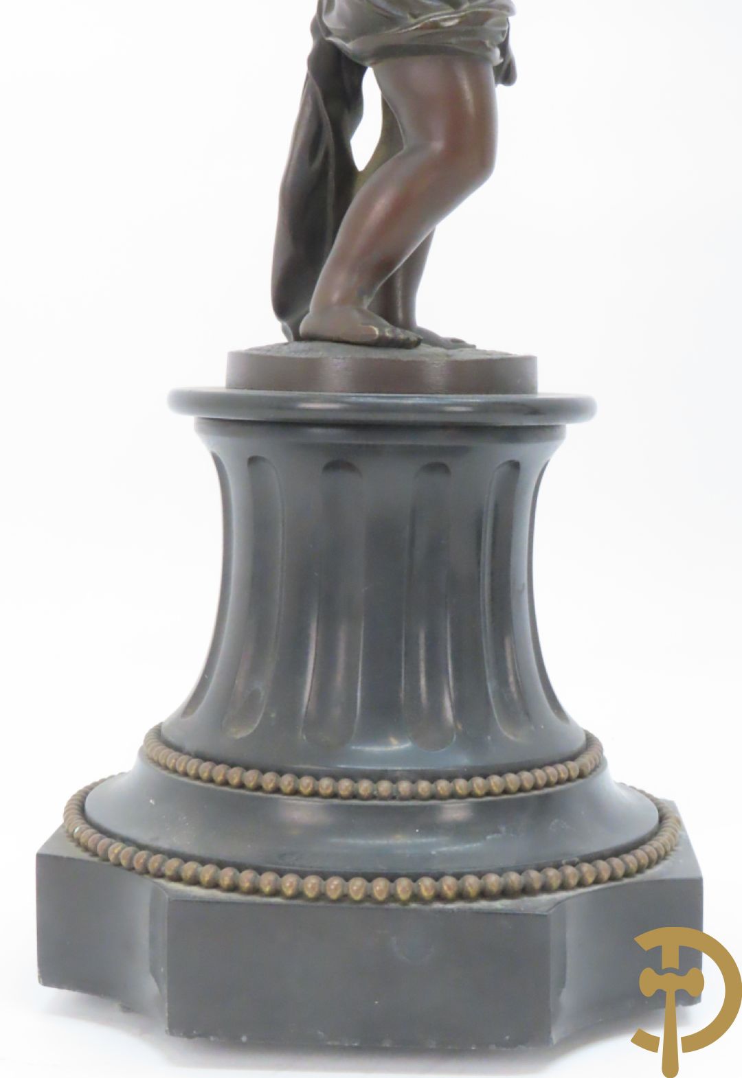 CLODION getekend - Paar elegante bronzen dames met tambour en fruit, geflankeerde door jonge faune, op marmeren klokstel - opgebouwd als garnituur met 2 kandelaars met bronzen kindjes dragende een toorts met bloemen en kaarsen