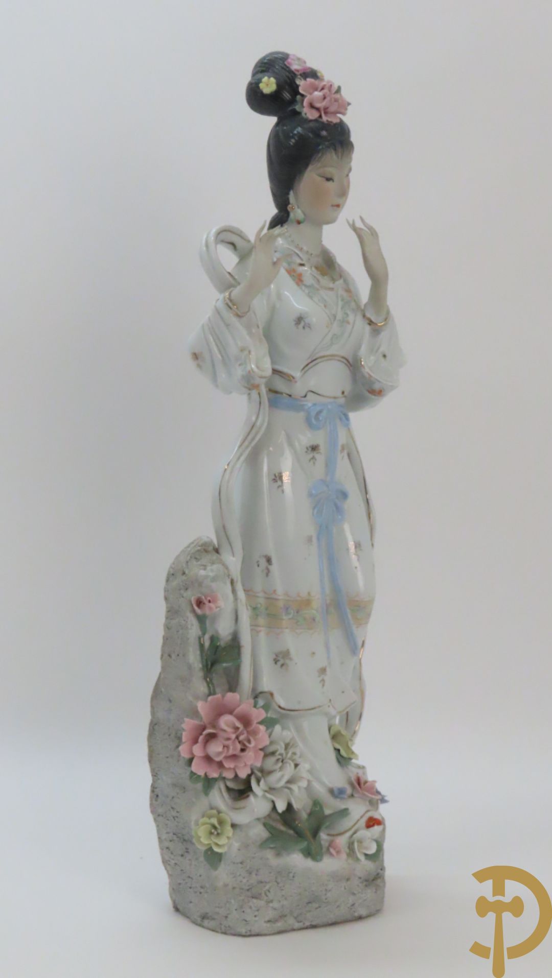 Chinese porseleinen geisha dame tussen de bloemen