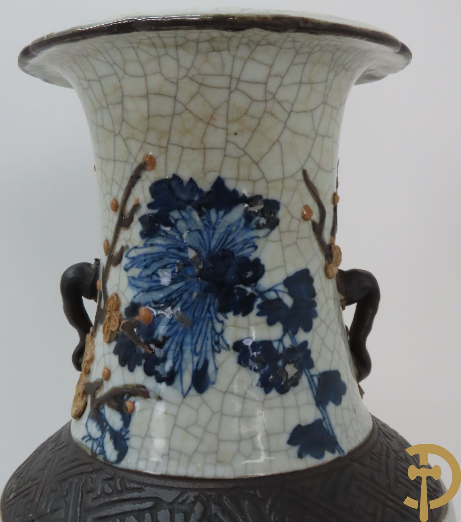 Chinese porseleinen blauw/witte Nankin vaas met bloemen- en vogeldecor + 2 Nankin vazen met krijgerdecor