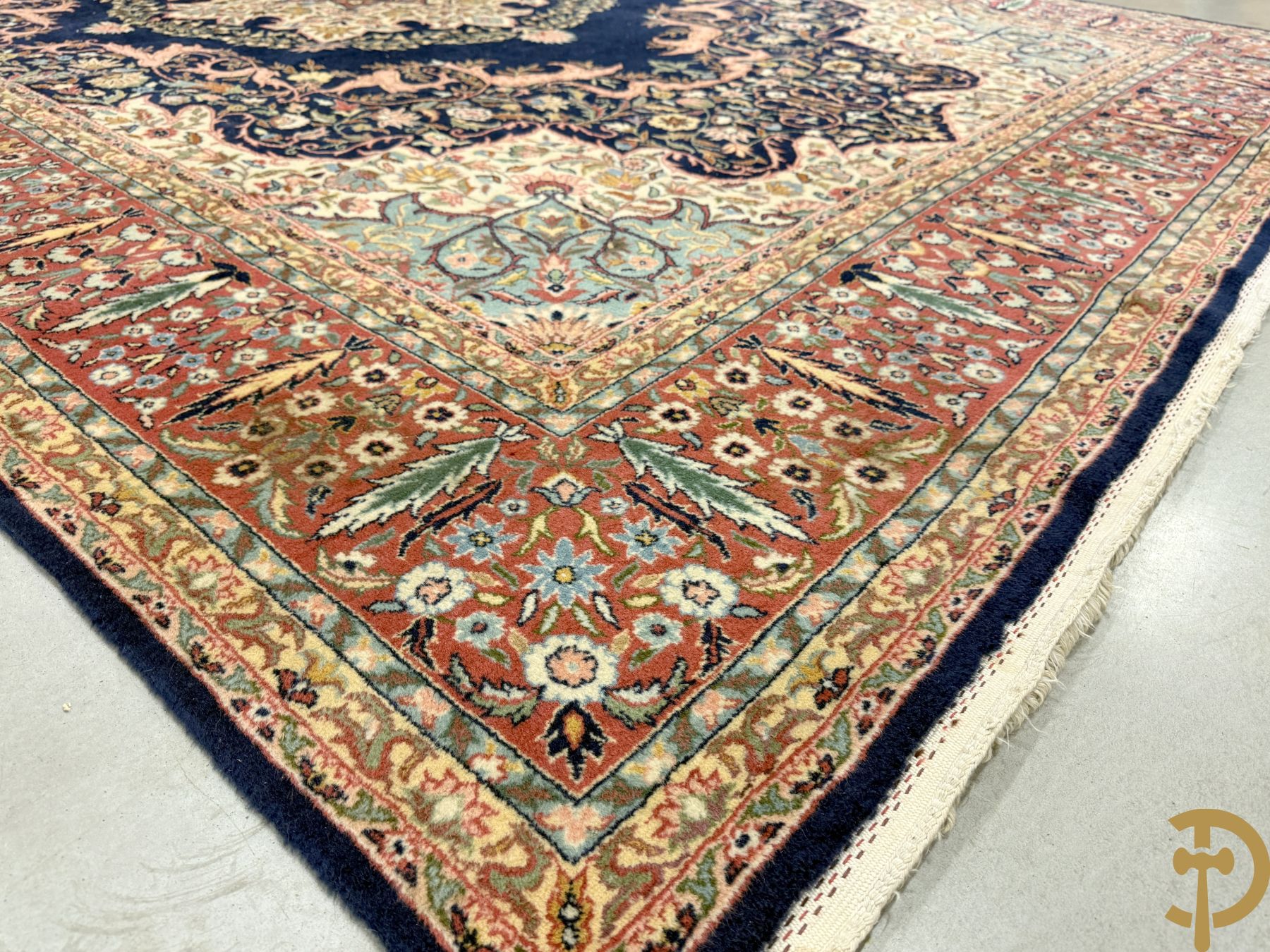 Oosters handgeknoopt tapijt met blauwe fond en bloemenmotieven