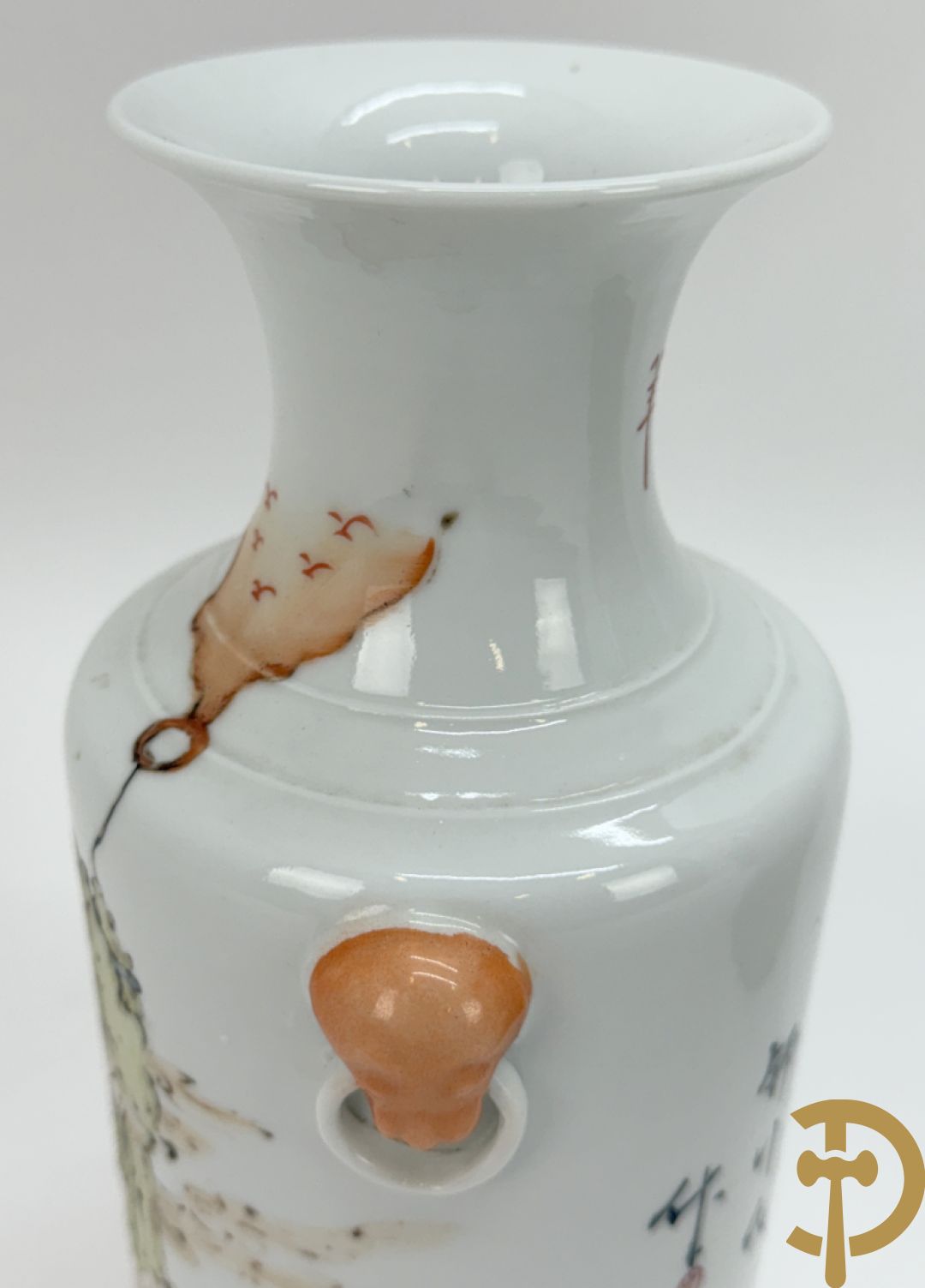 Chinees porseleinen vaasje met wijsgerendecor + Chinese porseleinen rolvaas met decor van ezel in berglandschap