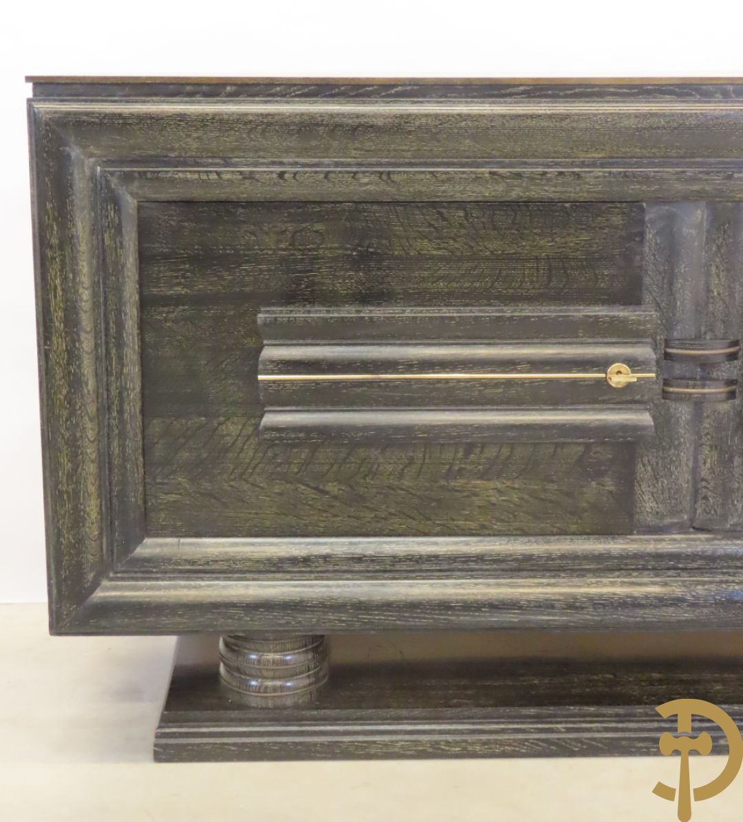 Art deco dressoir met 2 deuren en koperen baguette op sokkel