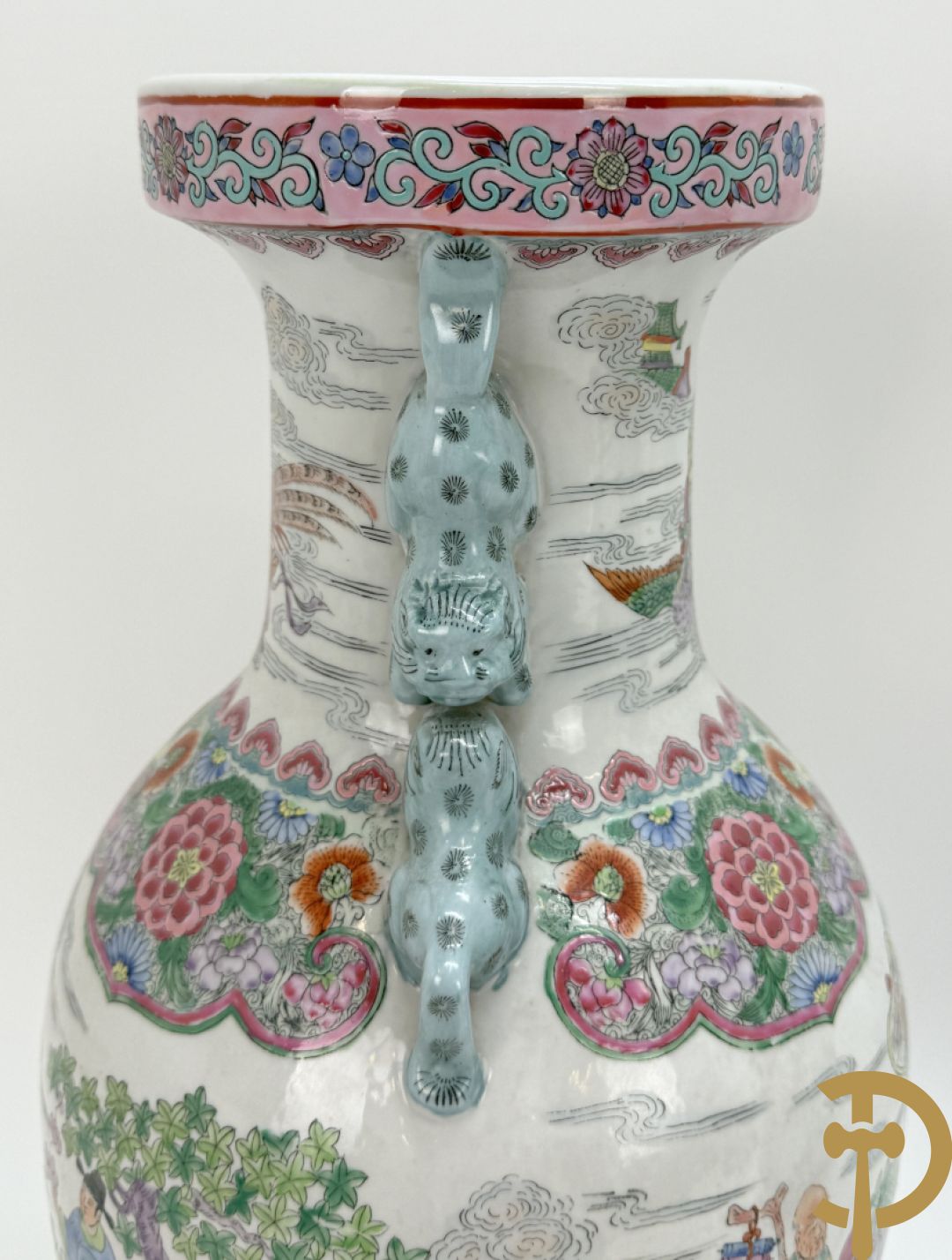 Paar Chinese porseleinen vazen met geanimeerd tafereel