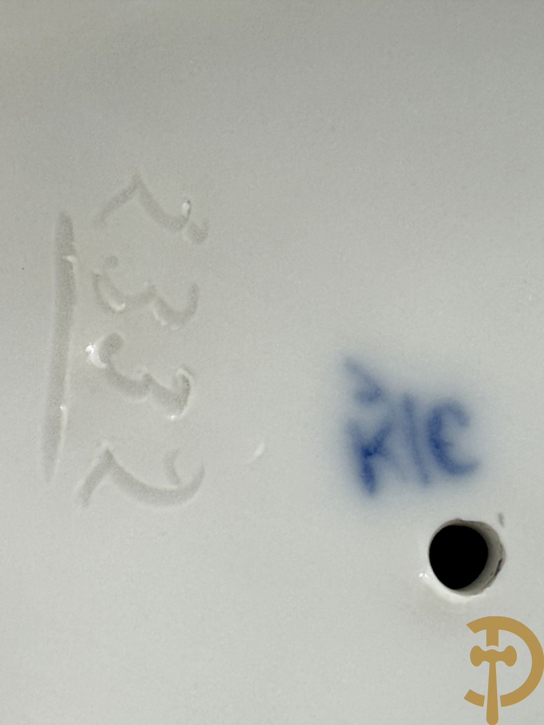 Porseleinen vogel Condor, onderaan gemerkt K/C nummer 2332