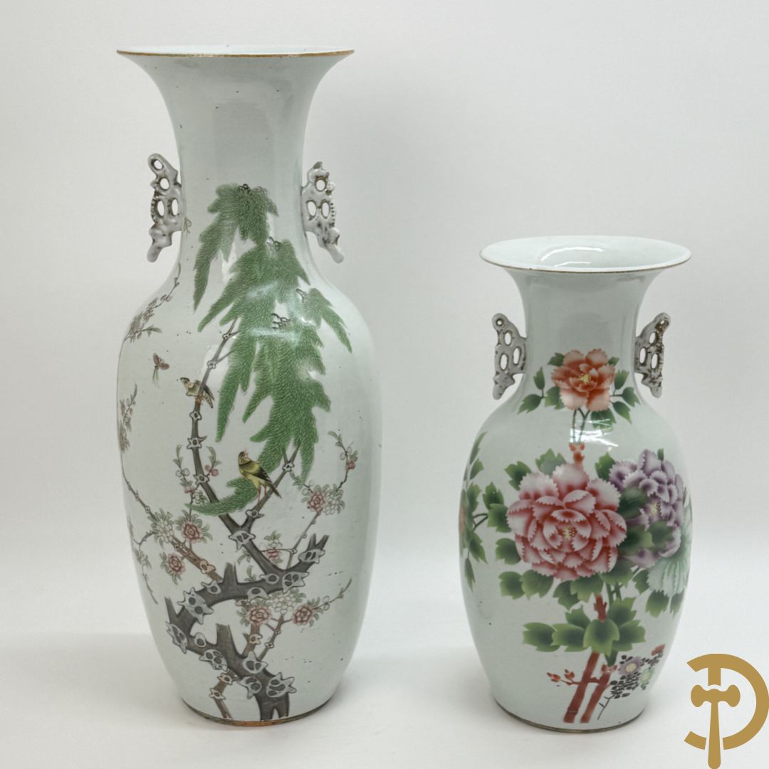 Chinese porseleinen vaas met decor van takken en vogels + Chinese porseleinen vaas met bloemendecor