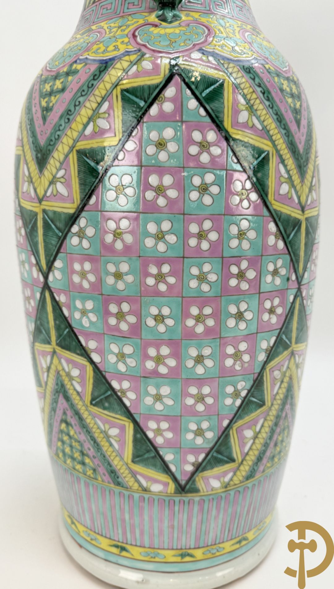 Chinese porseleinen vaas met ruitvormen en geometrische patronen, bovenaan met fo honden bezet