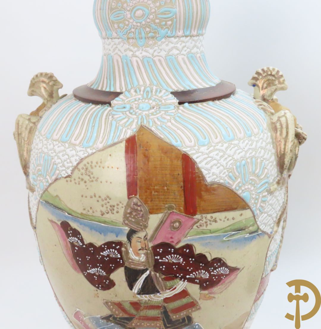 Paar Japanse Satsumat vazen met kijgerdecor en geanimeerde scènes, zijdelings met vogels bezet