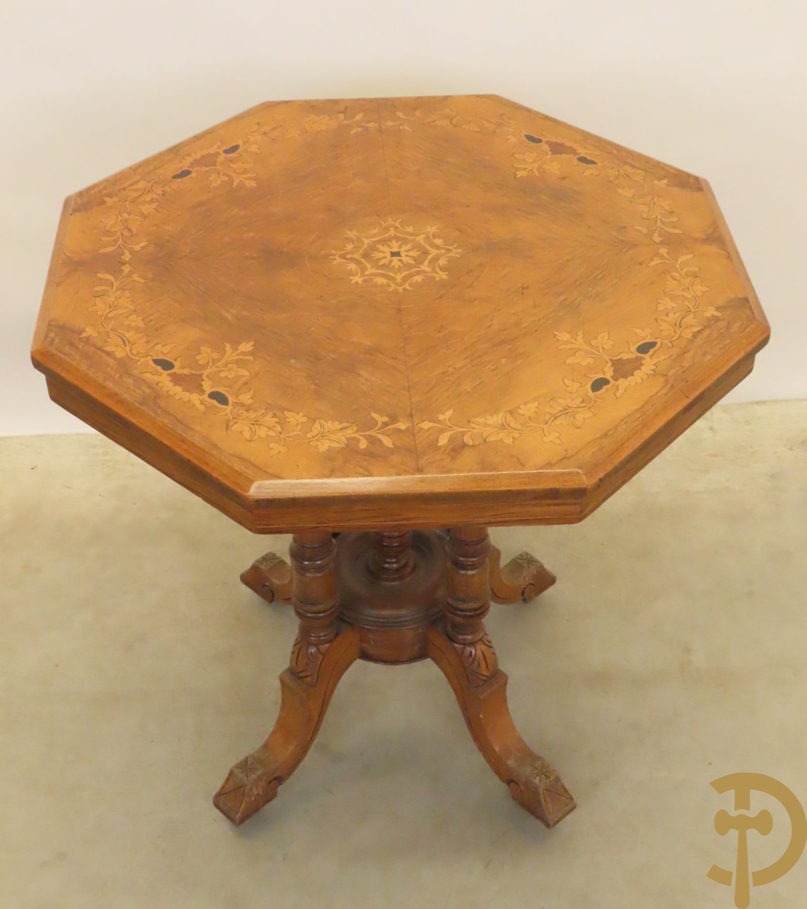 Achthoekige bijzettafel met marqueterie op vierpikkel