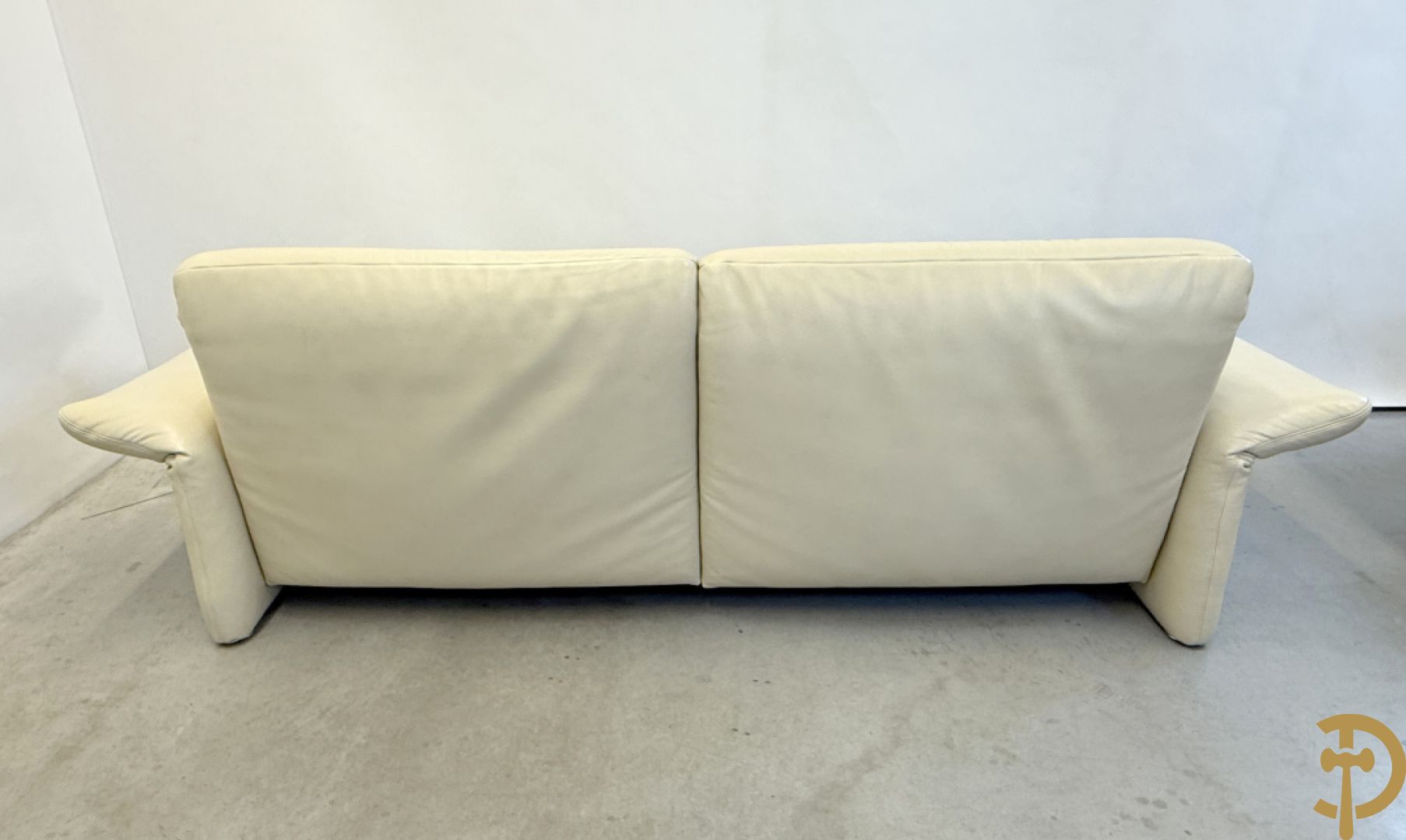 Salonensemble Koinor bestaande uit 3 elementen waarvan groot element met uittrekbaar voeteinde en twee tweezits