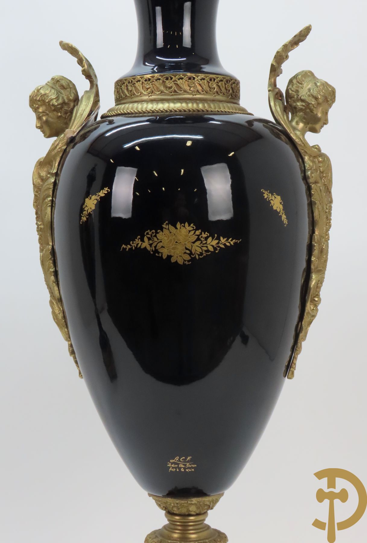 Paar Sèvres stijlvazen met geanimeerd romantisch decor, zijdelings bezet met bronzen medusahoofden, Rouly getekend