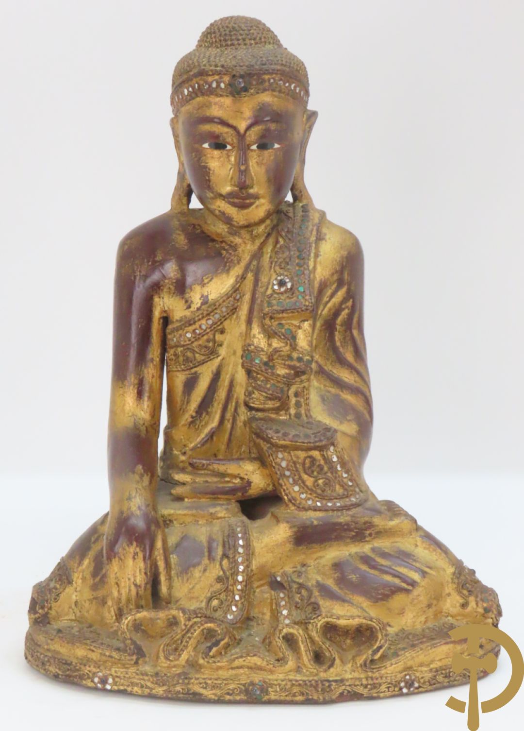 Grote staande vergulde houtgesculpteerde boedha +vergulde  zittende houten boedha met edelsteentjes