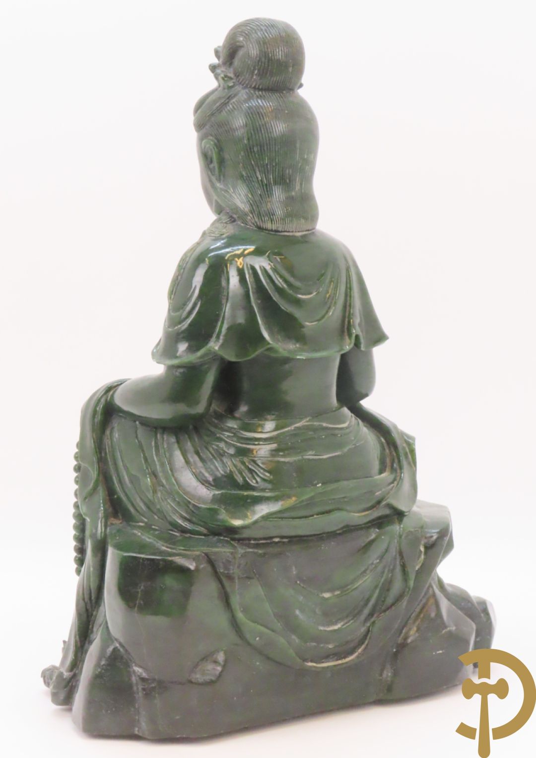 Handgesculpteerde geisha met flesje in de hand in groene jade