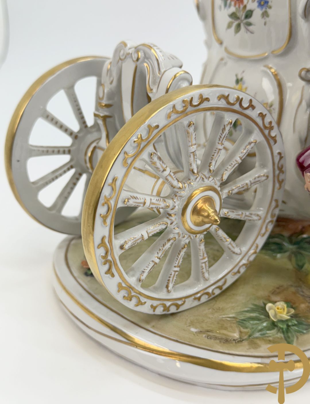 Porseleinen meerkleurige groep met koets, edeldame, lakei, ruiter en 2 paarden