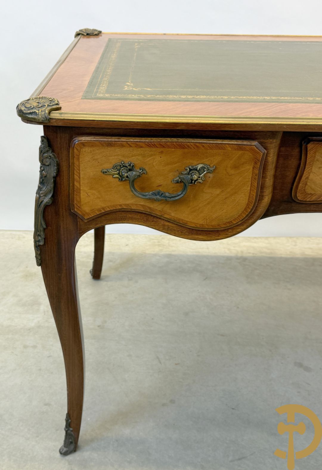 Notelaren Louis XV bureau met lederen blad, 3 lades  en bronsbeslag op voluutvormige poten