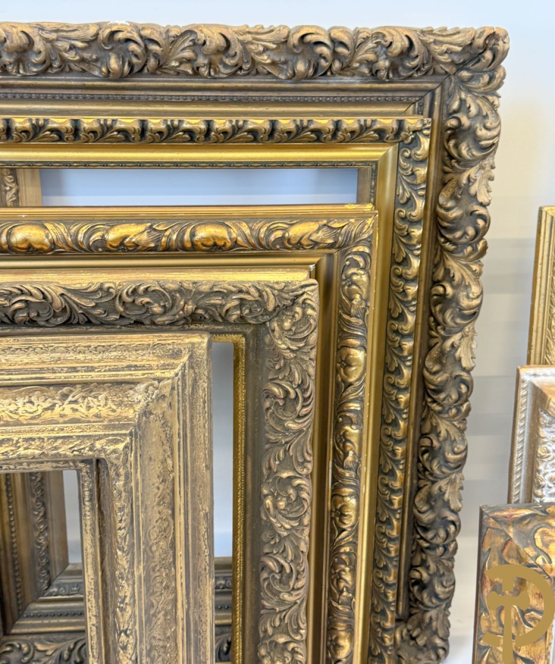 Oude vergulde lijsten Louis XVI stijl, deels met moulures