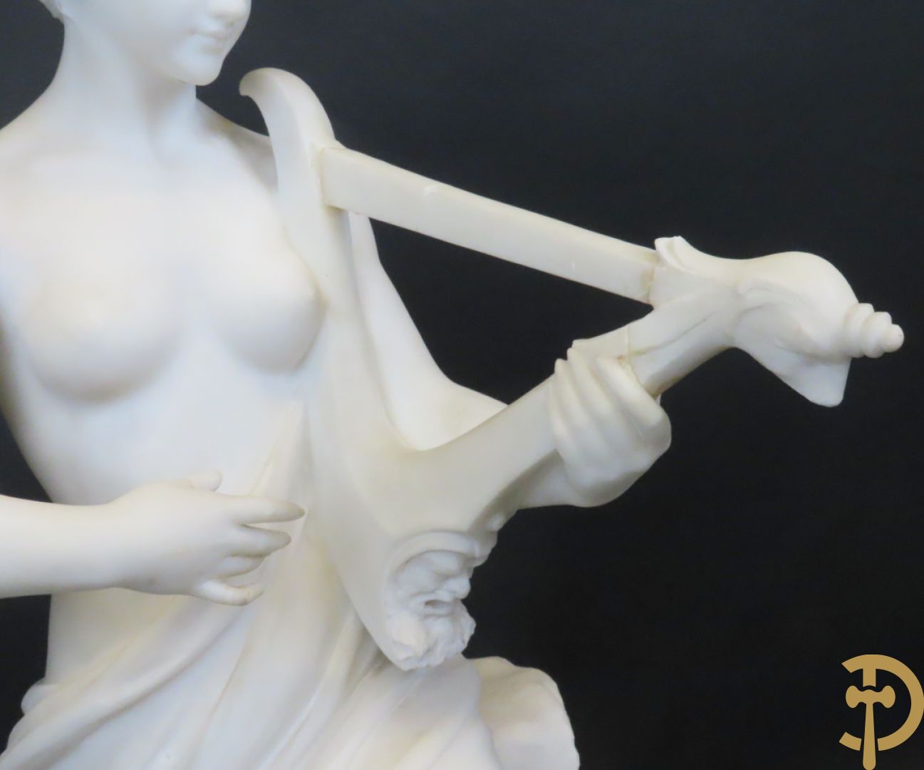 Prof. Fagioli Firenze getekend : Witte marmersculptuur van zittende dame met ontblote boezem met muziekinstrument