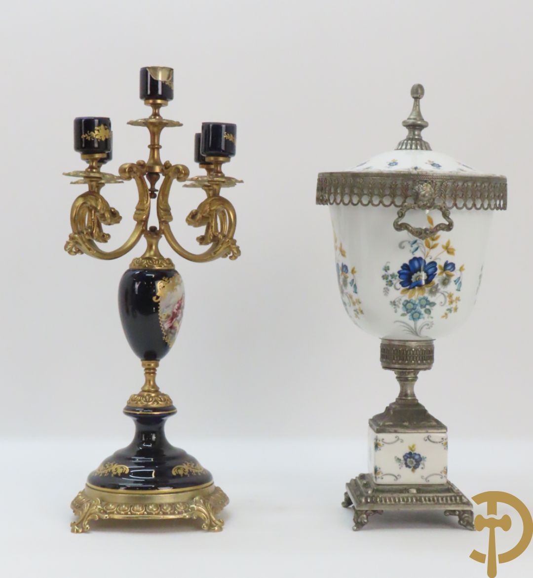 Twee porseleinen Stijl Sèvres cassolettes + dekselpotiche met bloemendecor + vijfarmige kandelaar Sèvres stijl, ACF