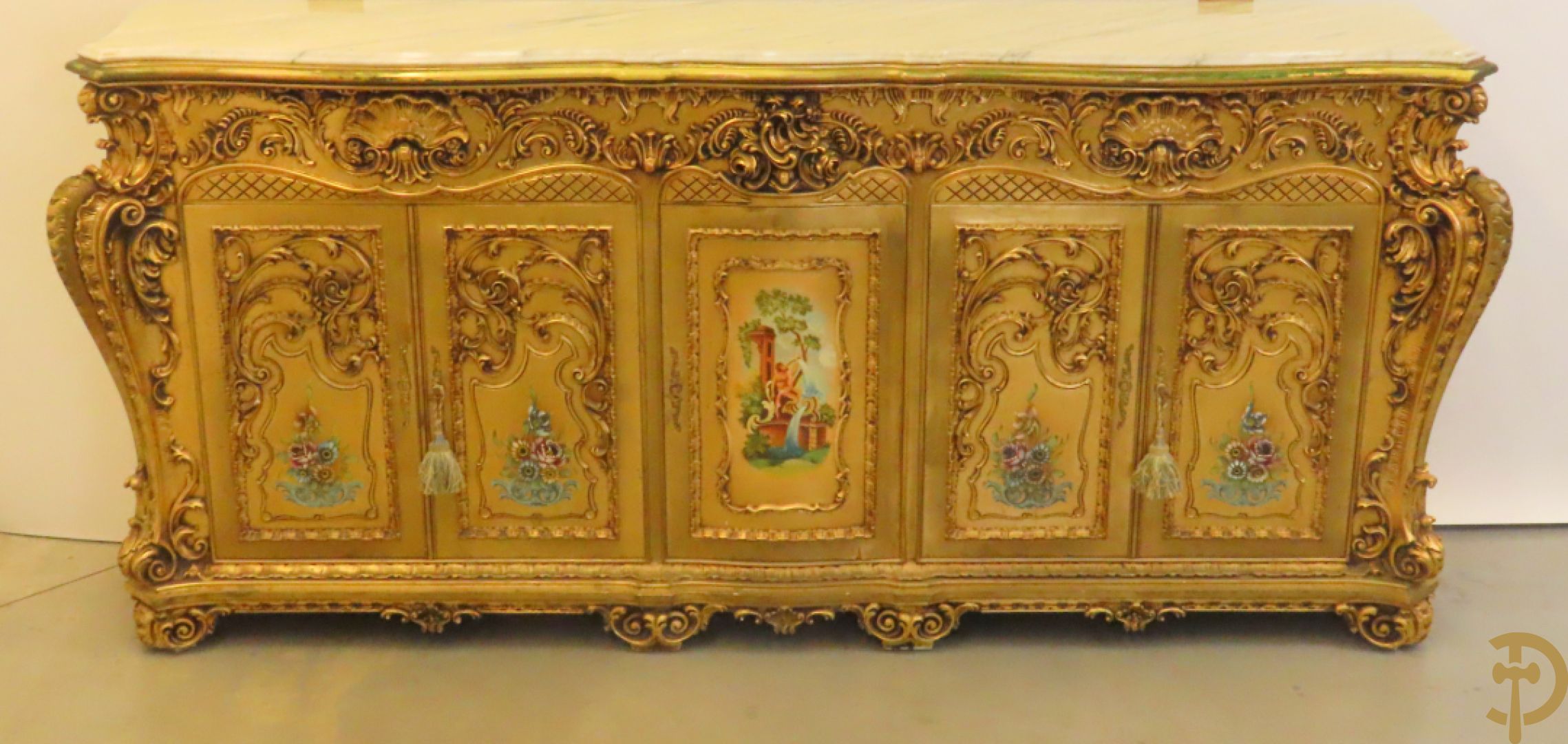 Uitzonderlijke vergulde Louis XV eetkamer bestaande uit vijfdeursdressoir met voluutvormige accanthusranken en rocailles, beschilderd met bloemenmotieven en centraal tafererel met hoornen des overvloeds + bijhorende spiegel vergulde tafel op voluutvormige poten met zes bijhorende stoelen + vitrine met accanthusranken en centrale deur, op voluutvormige poten