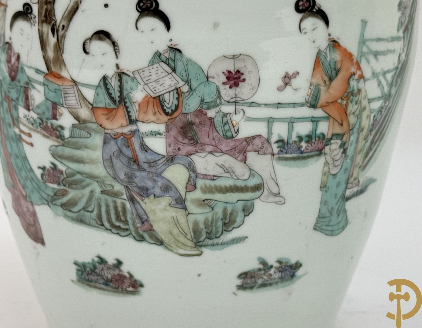 Paar Chinese porseleinen vazen met geisha decor en dames in landschap