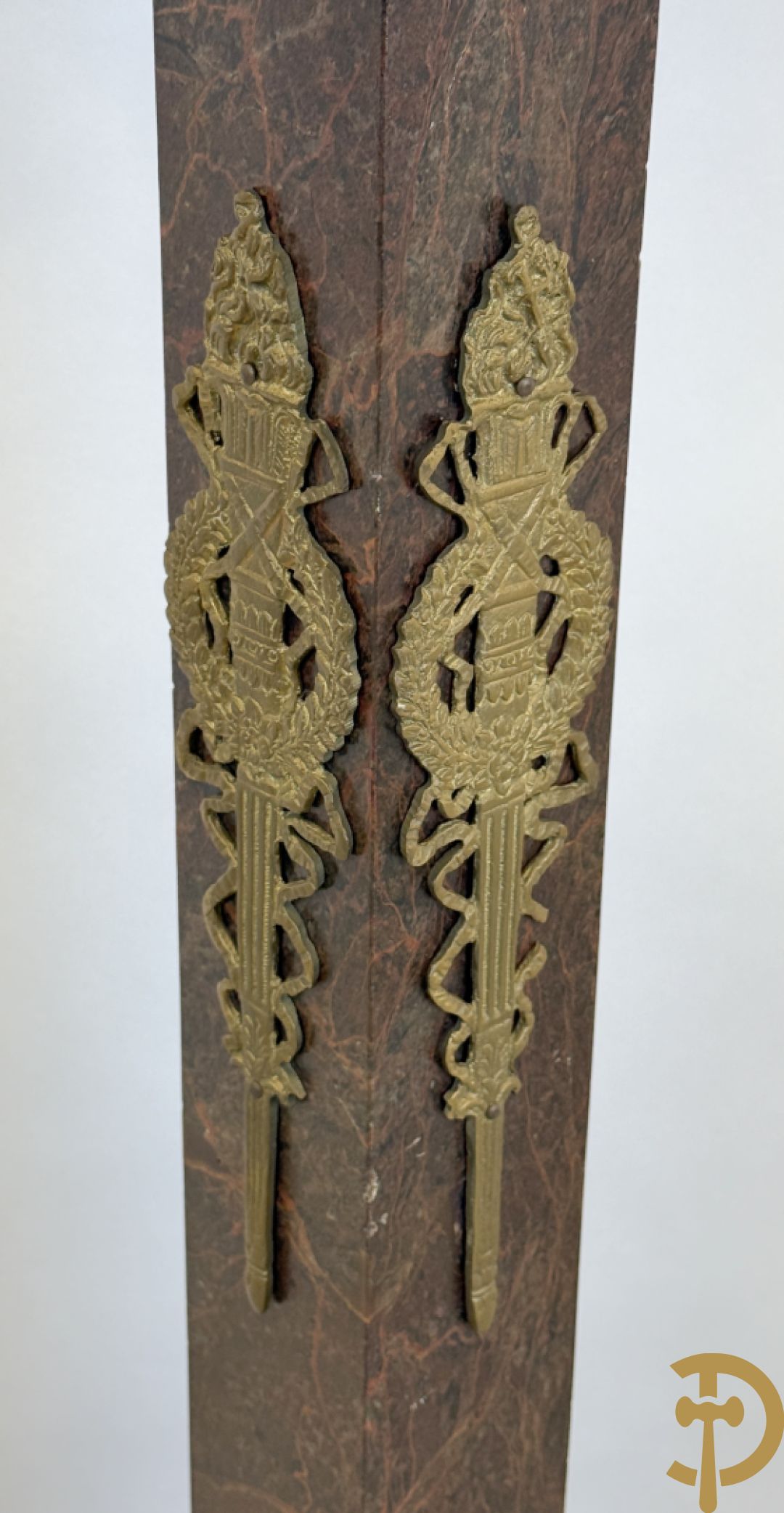 Bruin geaderde marmeren zuil met bronzen ornamenten