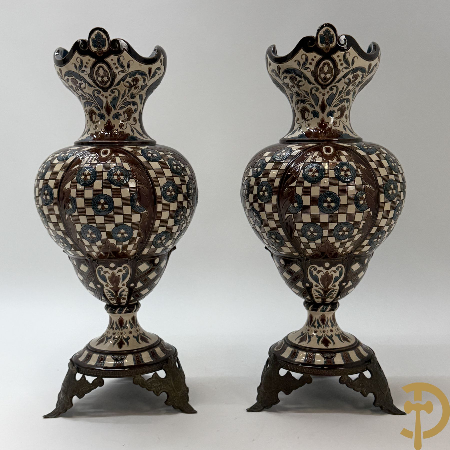 Paar meerkleurige vazen in Oostenrijkse faience met bloemendecor op koperen voet, Gerbing & Stephan, begin 1900