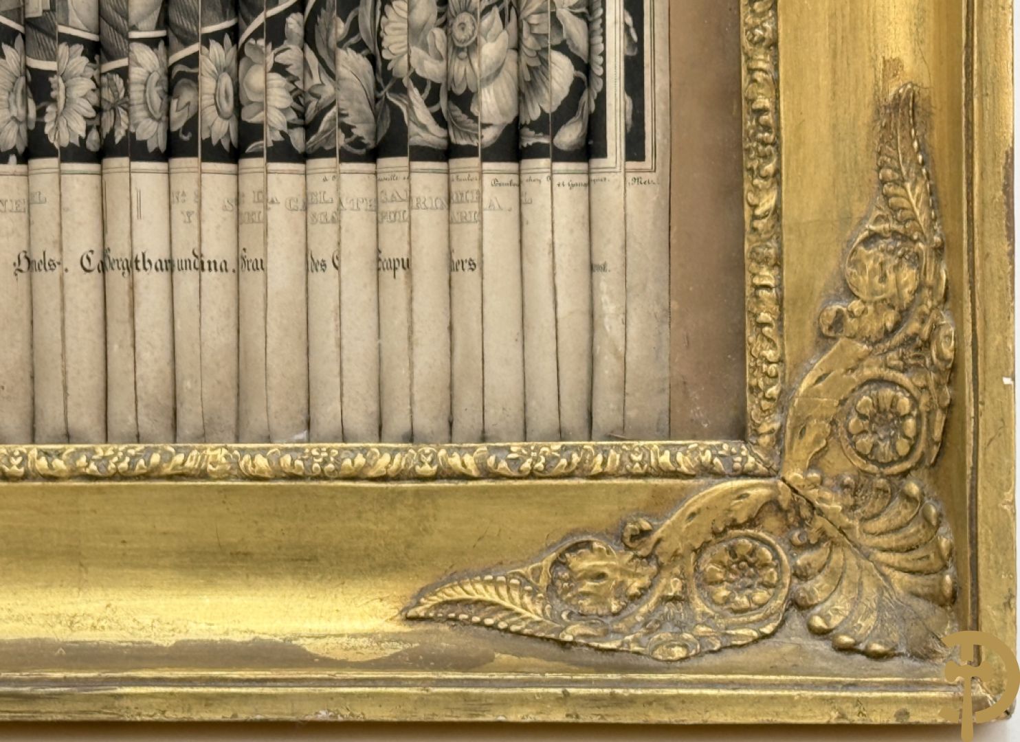 Vergulde Charles X kader met religieuse gravure in prisma gesneden met links en rechts ander zicht