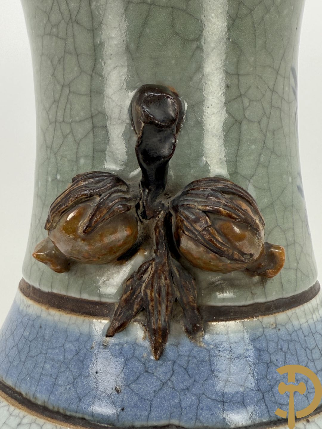 Chinese porseleinen blauw/witte Nankin vaas met bloemen- en vogeldecor en bezet met vruchten