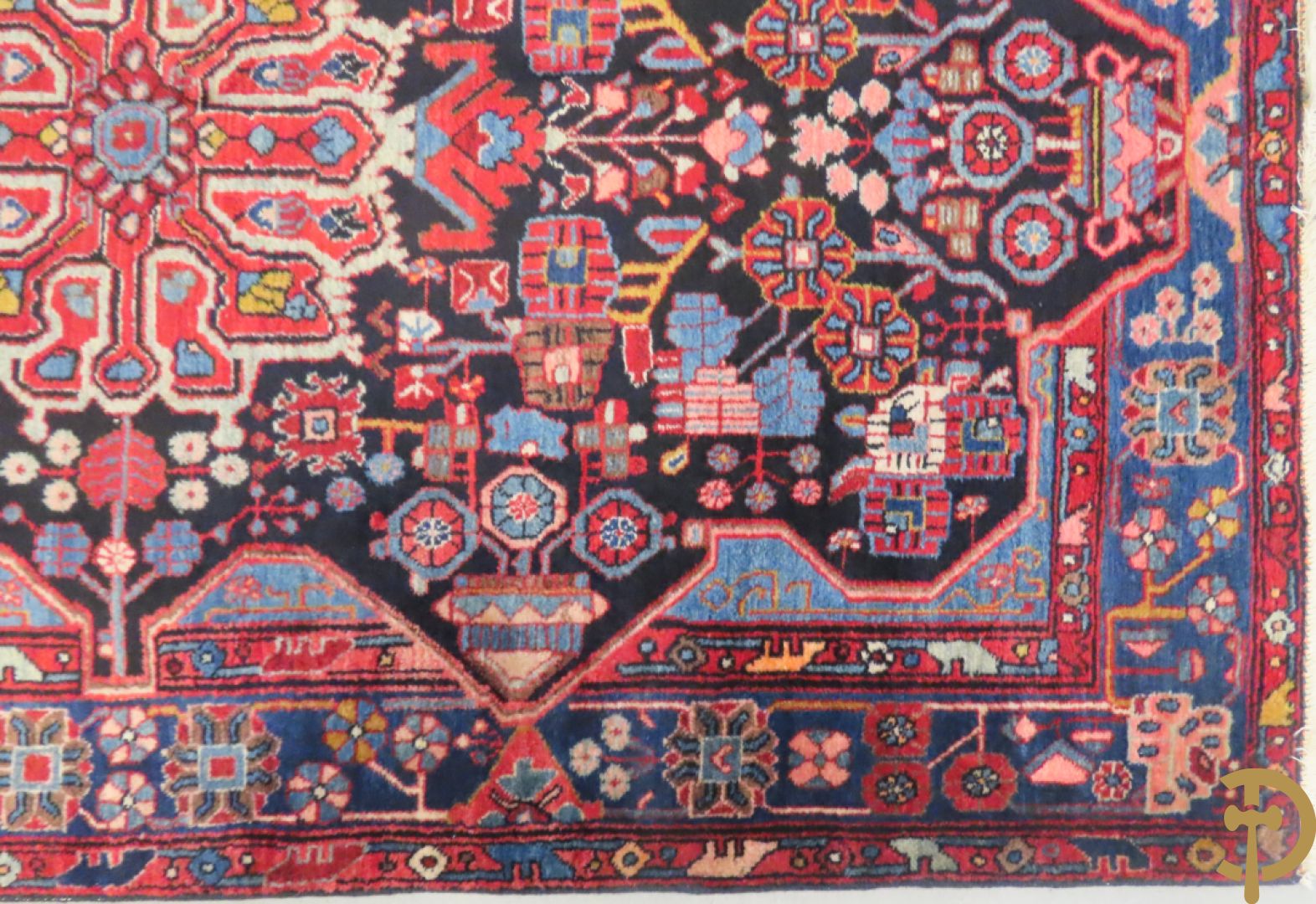 Handgeknoopt oosters tapijt met decor van bloemen in amfoor