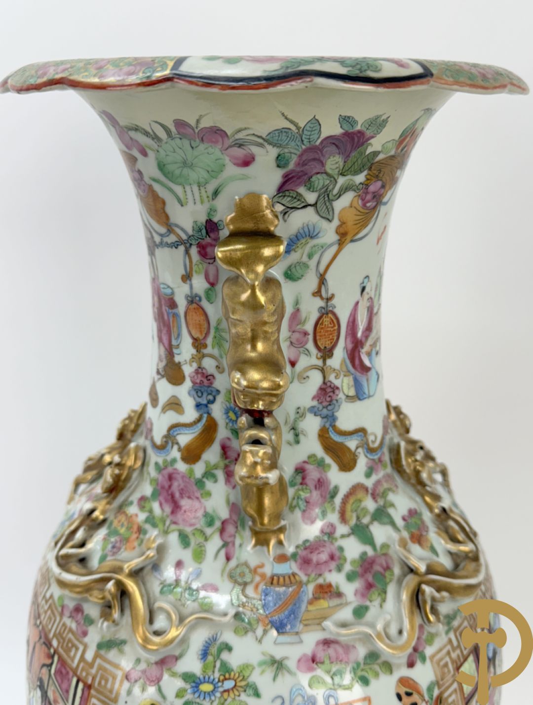 Chinese porseleinen Kanton vaas met geanimeerde hoftaferelen, natuurmotieven, fauna en floradecor