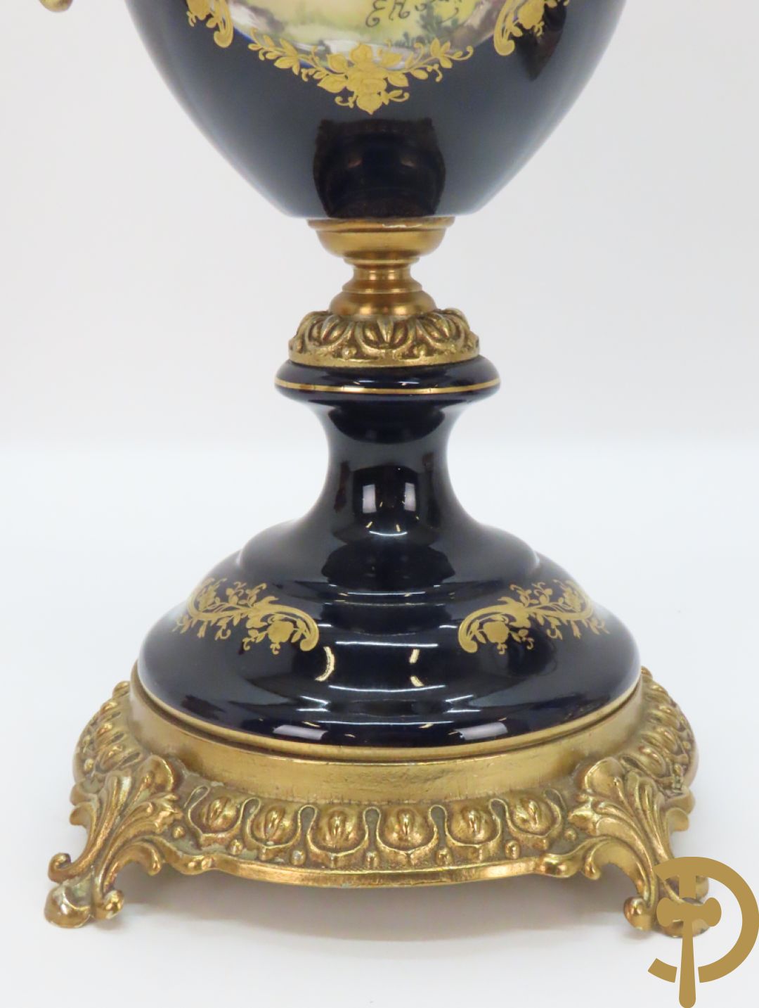 Twee porseleinen Stijl Sèvres cassolettes + dekselpotiche met bloemendecor + vijfarmige kandelaar Sèvres stijl, ACF